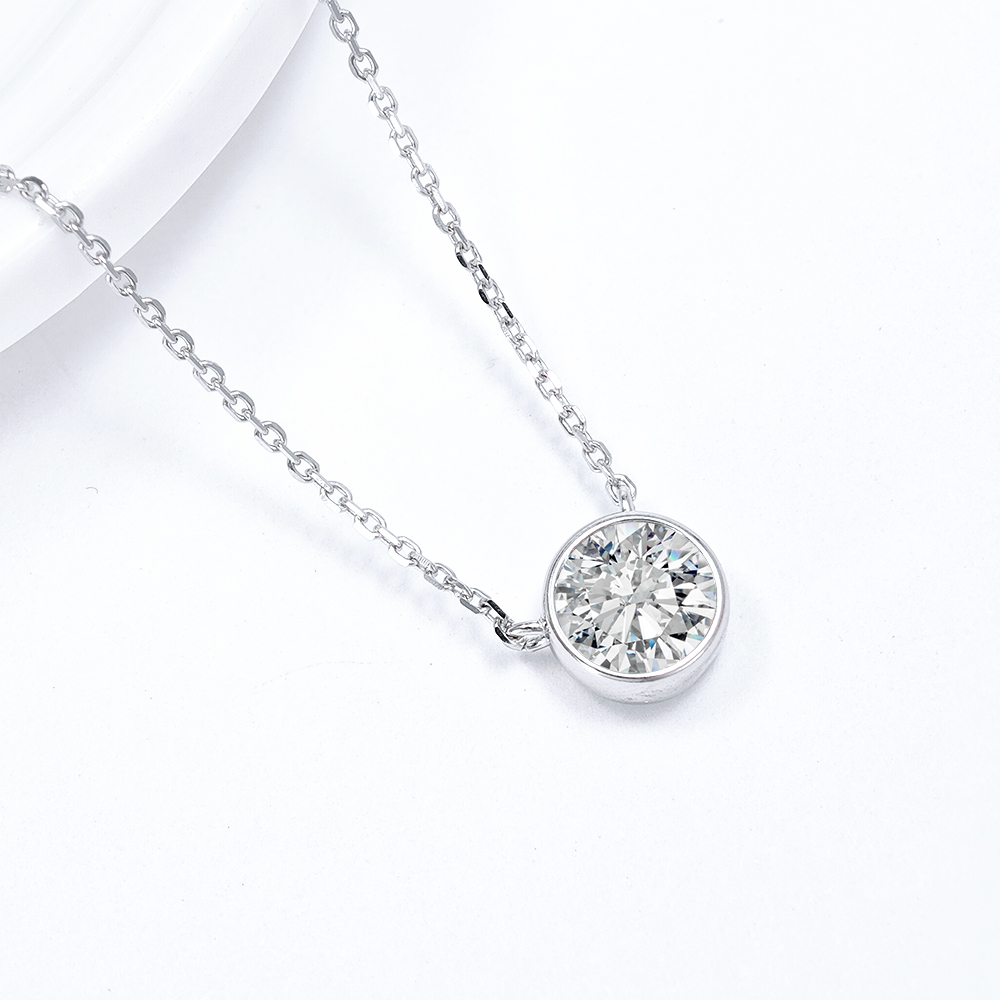925スターリングシルバー製、ベゼル留めのラボグロウンダイヤ - Bezels Set Pendant のレビューと価格